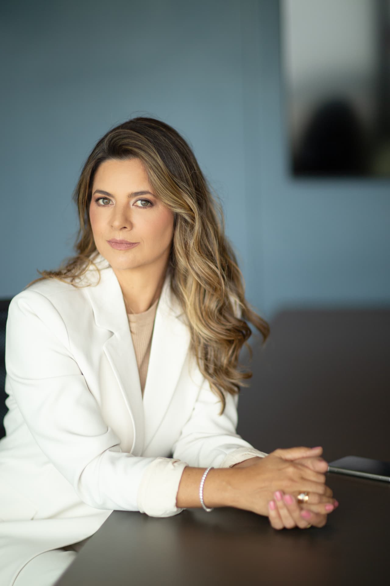 Retrato da Dra. Raquel Dossena, sócia do escritório